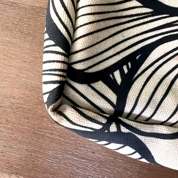 Good conditionPetunia Pickle Bottom PBB Crossbody Clutch (discontinued model) - Picture 5 of 9